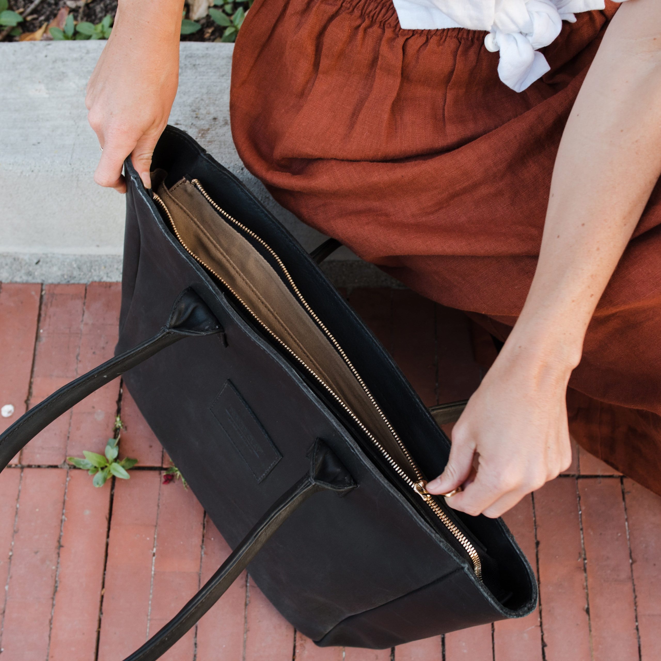 Merkato Signature Full-Grain Leather Zip Tote – Black, Handcrafted in Ethiopia - Image 2